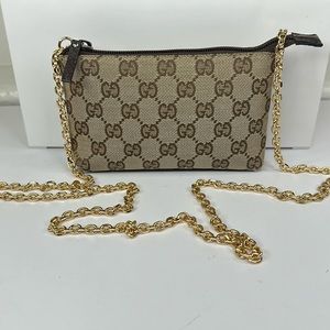 GUCCI pouch with u branded gold chain